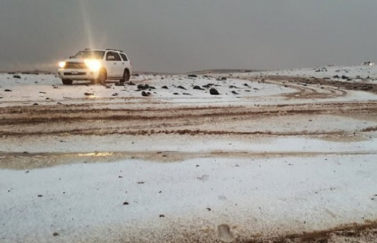 E rrallë: Bora zbardhë shkretëtirën e Arabisë Saudite