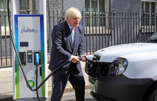 Boris Johnson njofton ligjin e ri për makinat elektrike