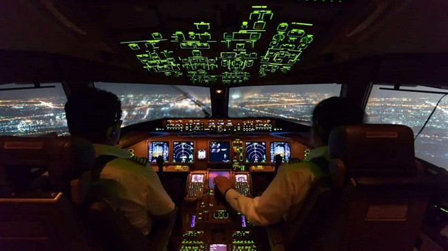 Pse ndalen dritat në aeroplan gjatë ngritjes dhe uljes?