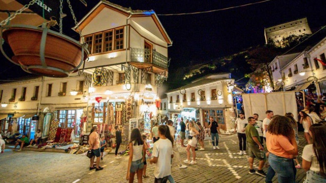 INSTAT: Mbi 5 milion turistë hynë në Shqipëri për 11 muaj