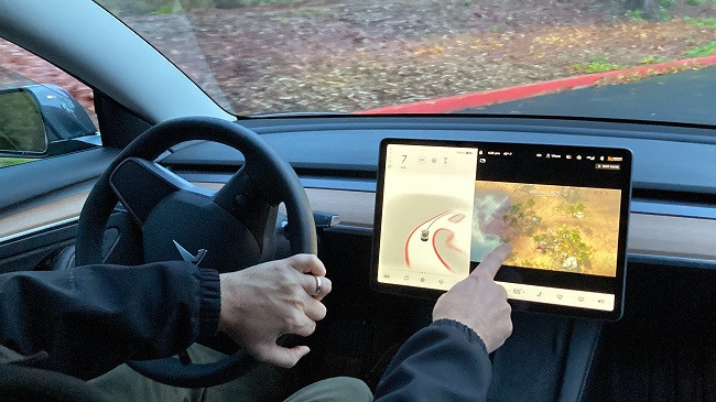 Tesla çaktivizon video lojërat kur vetura është në lëvizje