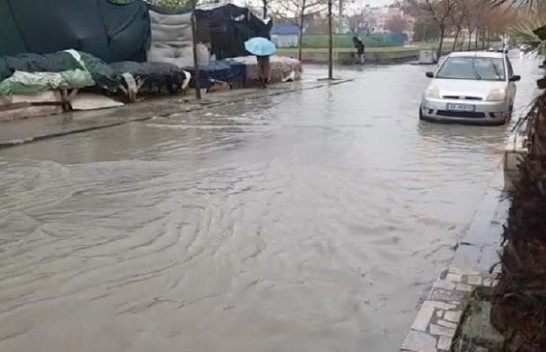 Reshjet e shiut shkaktojnë vështirësi në Durrës, përmbyten disa rrugë