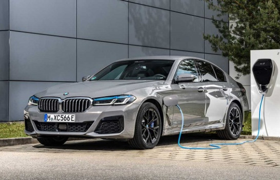 BMW planifikon 6000 vende të reja pune për të nxitur prodhimin e makinave elektrike
