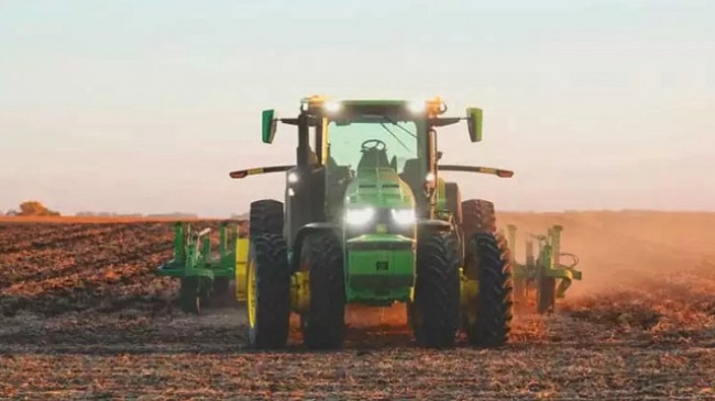 Punon arat pa shofer, John Deere zbulon traktorin e automatizuar