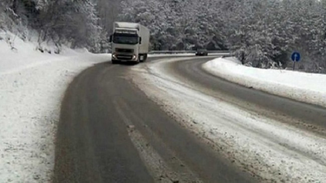 Ndalohet qarkullimi i kamionëve në Strazh dhe në rrugën Mavrovë-Dibër