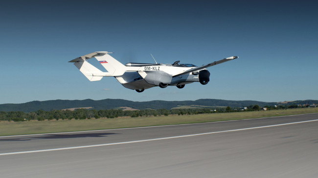 Sllovaki, vetura fluturuese AirCar më pranë realitetit