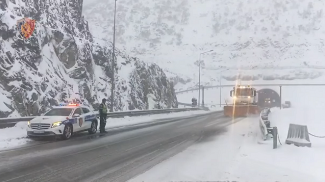 Policia e Shtetit apel shoferëve për kujdes pas reshjeve të borës