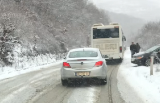 Policia e Kosovë apel shoferëve për kujdes të shtuar gjatë ngasjes në rrugë me ngrica