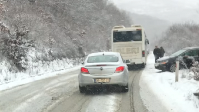 Policia e Kosovë apel shoferëve për kujdes të shtuar gjatë ngasjes në rrugë me ngrica