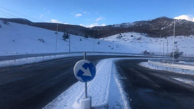 Borë dhe ngrica, kjo është gjendja e rrugëve në Shqipëri