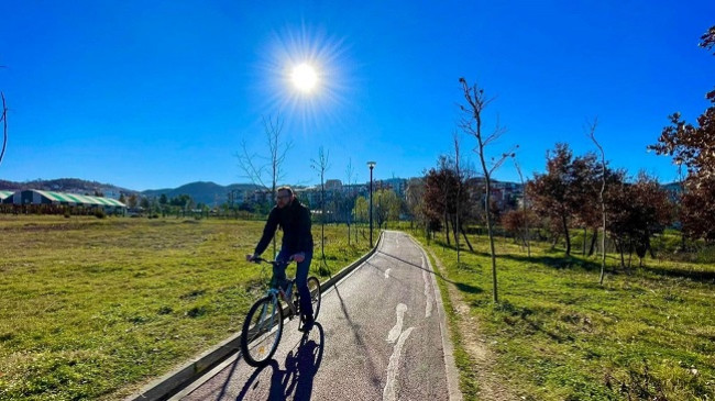 ‘Pranverë në dimër’, temperatura deri në 16 gradë në Shqipëri