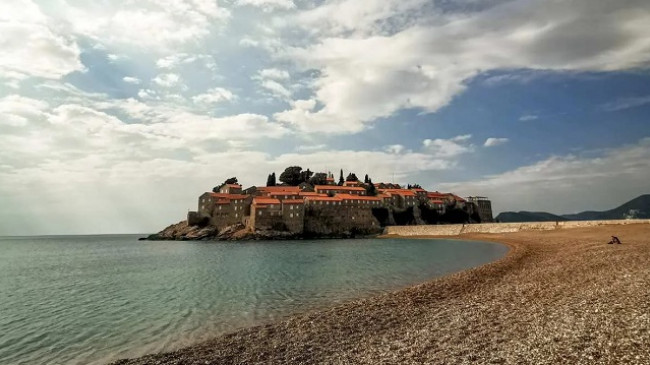 Vranësira e reshje shiu, njihuni me parashikimin e motit në Mal të Zi
