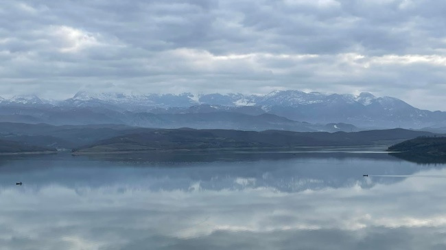 Çadrat me vete, sot mot me shi, shtrëngata dhe borë në Shqipëri