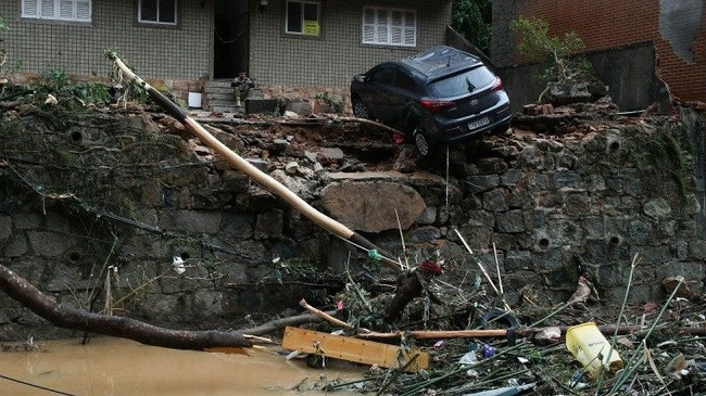 Rrëshqitjet vdekjeprurëse të dheut bëjnë kërdinë në Petrópolis të Brazilit