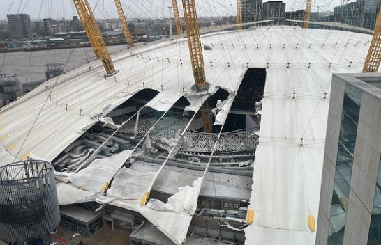 Stuhia e fuqishme Eunice shkatërron çatinë e stadiumit ‘O2 Arena’ të Londrës