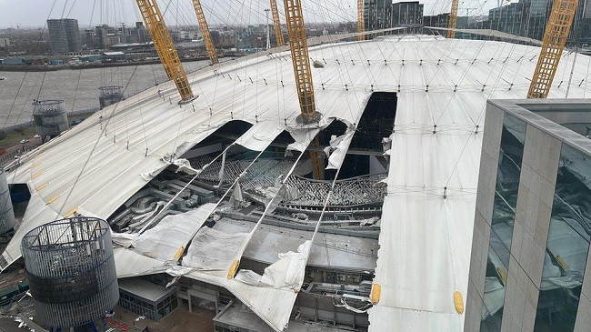 Stuhia e fuqishme Eunice shkatërron çatinë e stadiumit ‘O2 Arena’ të Londrës