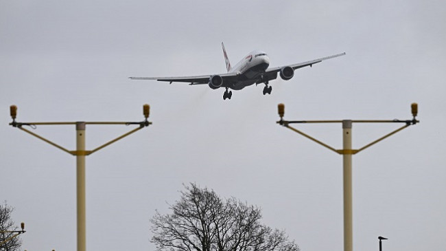 Aeroplanët ‘luftojnë’ me erërat e forta në Britani të Madhe
