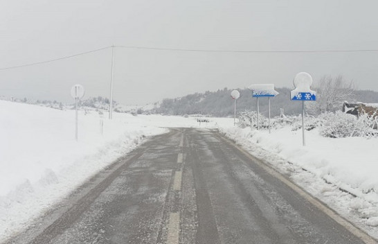 Reshje të dendura bore në Shqipëri, akset ku kalohet me zinxhir