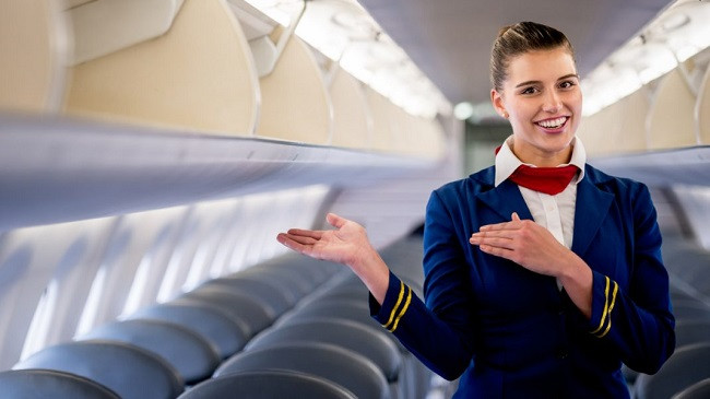 Ja pse stjuardesat i masin pasagjerët nga koka te këmbët kur hipin në aeroplan