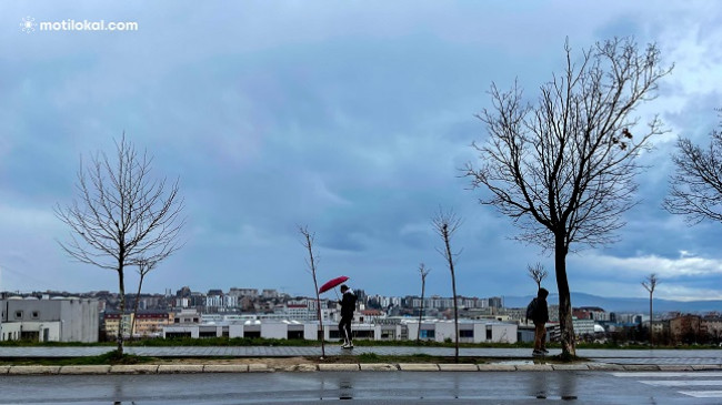 Java nis me mot të ndryshueshëm, vranësira, diell dhe shi, borë në viset malore