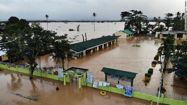 Stuhia tropikale Megi godet Filipinet, duke lënë të paktën 123 të vdekur e dhjetëra të zhdukur