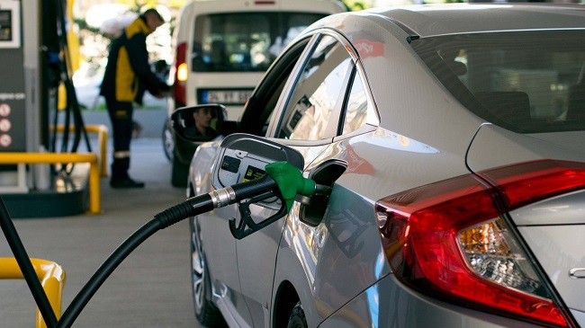 A e dini pse veturat e kanë portën e karburantit në anë të ndryshme?