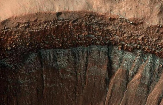 NASA publikon foton e një krateri të akullt në Mars