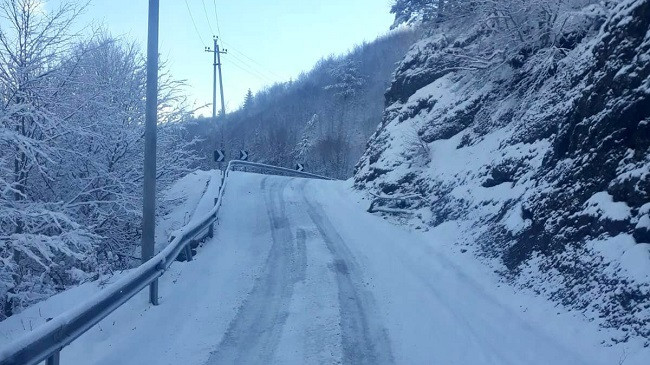 Rikthehet 'dimri', Dardha zgjohet e mbuluar nga bora