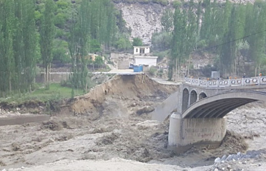 Shkrihen akullnajat në Pakistan, prurjet e mëdha shembin urën [Video]