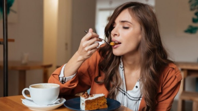 Nëse ndiqni këto katër këshilla, mund të humbni peshë edhe kur hani ëmbëlsira