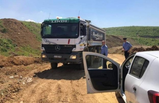Inspekcioni i Prishtinës gjobit transportuesit ilegal që hedhin mbeturina në zona të ndryshme