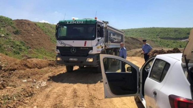 Inspekcioni i Prishtinës gjobit transportuesit ilegal që hedhin mbeturina në zona të ndryshme