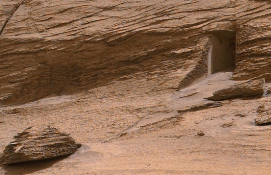 Një portë në Mars? Fotografia e roverit të NASA-s që po çmend rrjetin
