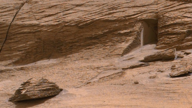 Një portë në Mars? Fotografia e roverit të NASA-s që po çmend rrjetin