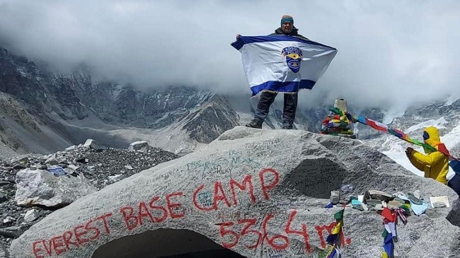 Zëdhënësi i Policisë së Gjilanit ngjitet në Kampin Bazë të Everestit, këtë arritje ua kushton kolegëve të rënë në detyrë