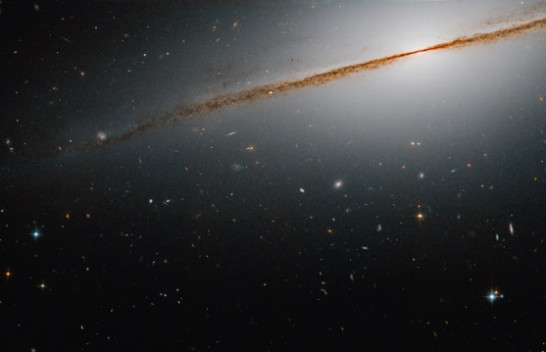 Teleskopi Hapësinor Hubble fotografoi galaktikën 'Little Sombrero'