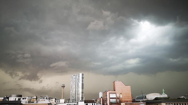 Meteorologët gjermanë paralajmërojnë stuhi dhe mundësi për tornado