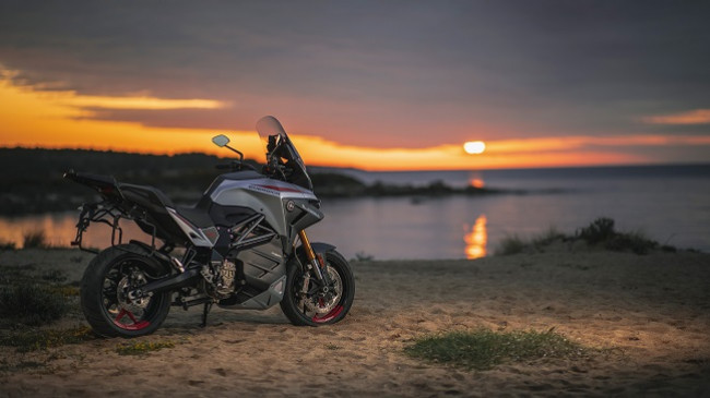 Njihuni me motoçikletën e re elektrike ‘Experia Green Tourer’