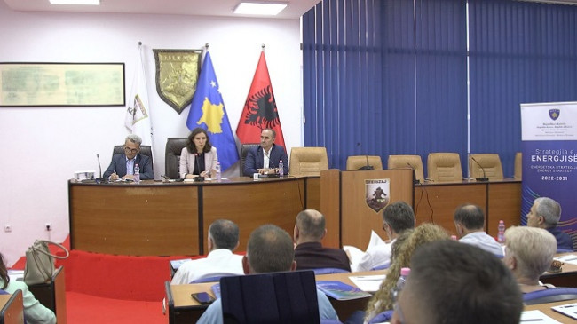 Qytetarë e Mitrovicës dhe Ferizajt diskutojnë strategjinë e energjisë me ministren Rizvanolli