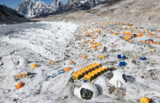 Nepali përgatite të zhvendosë kampin bazë të Everestit nga shkrirja e akullnajave
