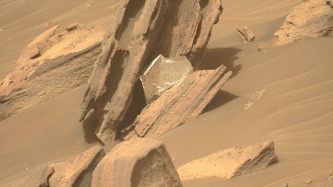 NASA fotografon diçka të çuditshme në Mars