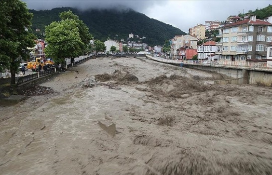 Shirat e rrëmbyeshëm shkaktuan përmbytje në provincën Kastamonu të Turqisë