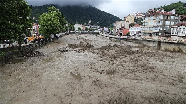 Shirat e rrëmbyeshëm shkaktuan përmbytje në provincën Kastamonu të Turqisë