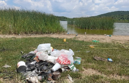 Kaluan fundjavën pranë liqenit të Vasilevës, të papërgjegjshmit lanë pas vetes shumë mbeturina [Foto]