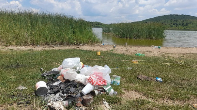 Kaluan fundjavën pranë liqenit të Vasilevës, të papërgjegjshmit lanë pas vetes shumë mbeturina [Foto]
