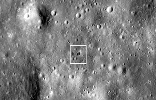 Një krater i dyfishtë është shfaqur në Hënë pas përplasjes së një rakete misterioze