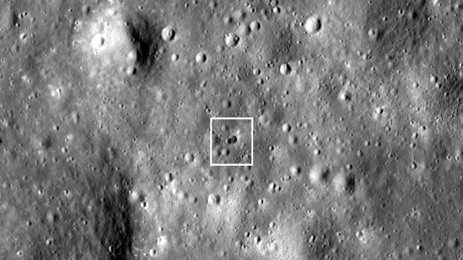 Një krater i dyfishtë është shfaqur në Hënë pas përplasjes së një rakete misterioze