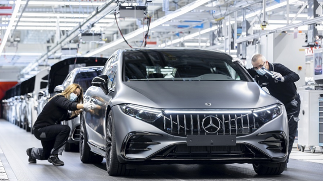 Mercedes përgatit fabrikat për të prodhuar automjete elektrike