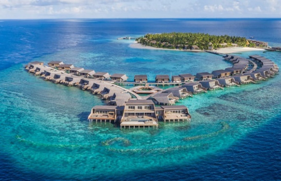 Maldive, vendi ku mund të flini poshtë yjeve, mbi ujë