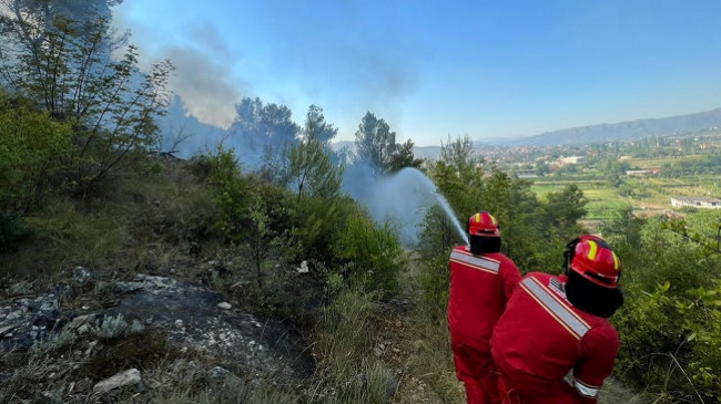 Situata e zjarreve në Shqipëri, Ministria e Mbrojtjes: Në 24 orë u raportuan 18 vatra, 5 prej tyre vijojnë të jenë aktive